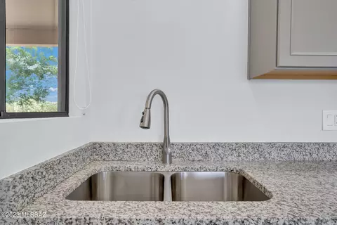 9890 S Tewa Trl, Vail, AZ 85641