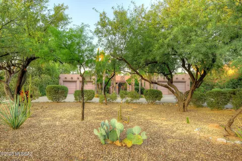 9750 N Calle Loma Linda, Tucson, AZ 85737