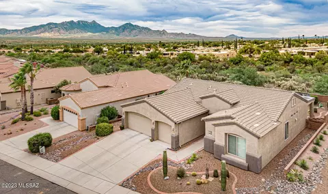 1131 W Belltower Dr, Green Valley, AZ 85614