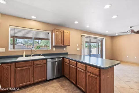 9328 E Deer Trl, Tucson, AZ 85710 photo 11