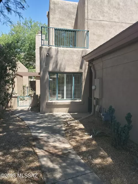 6074 N Running Deer Cir, Tucson, AZ 85750