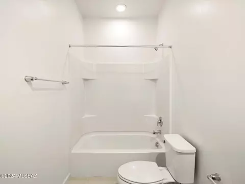 Bath - 12537 E Caden Dr, Vail, AZ 85641 photo 2 of 10