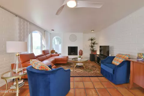 672 W Roller Coaster Rd, Tucson, AZ 85704