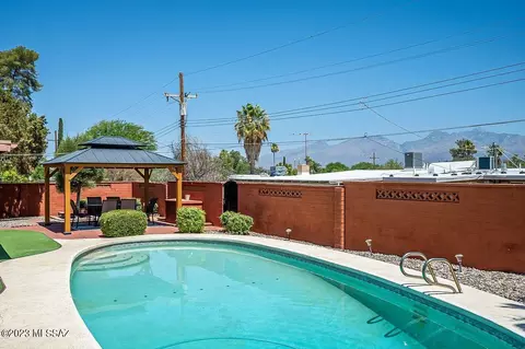 9061 E Cooper St, Tucson, AZ 85710