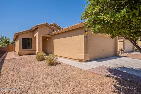 721 W Cholla Crest Dr, Green Valley, AZ 85614