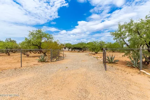 8980 S Rincon Mesa Dr, Vail, AZ 85641