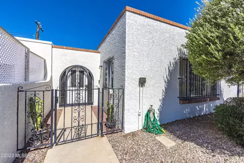 600 E River Rd UNIT J, Tucson, AZ 85704