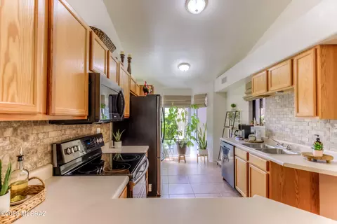 7733 E Roget Dr, Tucson, AZ 85710 photo 9
