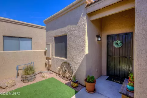7733 E Roget Dr, Tucson, AZ 85710 photo 2