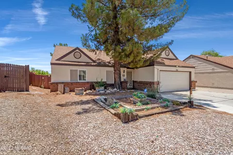 7820 N Roundstone Dr, Tucson, AZ 85741