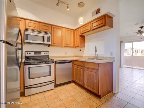 1810 E Blacklidge Dr #224, Tucson, AZ 85719