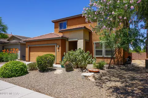811 N Nestled Hummingbird Ln E, Sahuarita, AZ 85629