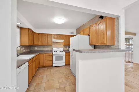 6321 E Baylor Dr, Tucson, AZ 85710 photo 9