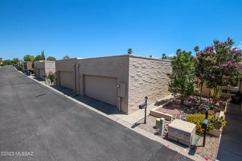 530 E Savannah St, Vail, AZ 85641