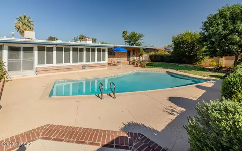 864 N Corinth Ave, Tucson, AZ 85710