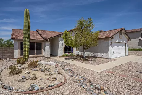 9211 N Golden Finch Ave, Tucson, AZ 85742