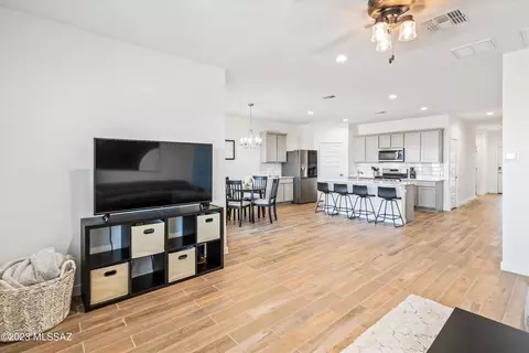 11112 S Weismann Dr, Vail, AZ 85641 photo 4