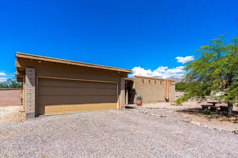 7925 N Zarragoza Dr, Tucson, AZ 85704