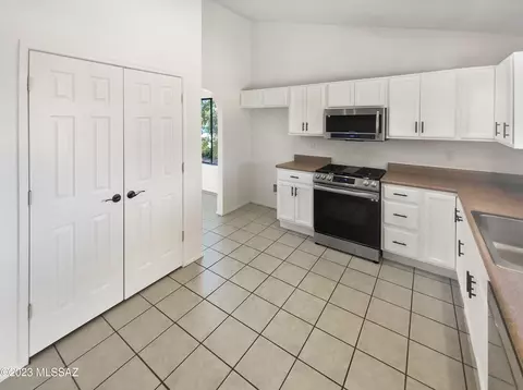 8979 N Eaglestone Loop, Tucson, AZ 85742 photo 12