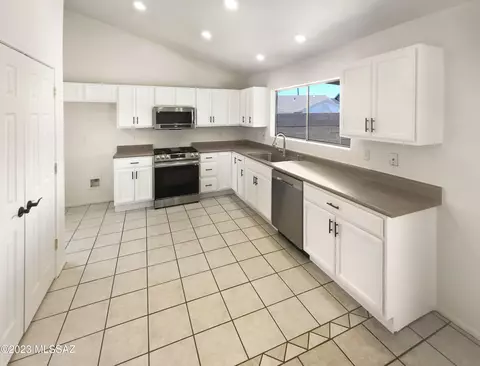 8979 N Eaglestone Loop, Tucson, AZ 85742 photo 11