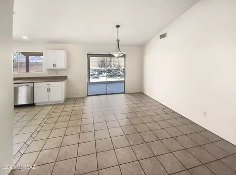 8979 N Eaglestone Loop, Tucson, AZ 85742 photo 10