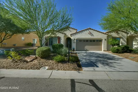877 N Broken Hills Dr, Green Valley, AZ 85614