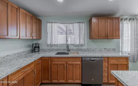 9461 E Deer Trl, Tucson, AZ 85710 photo 6