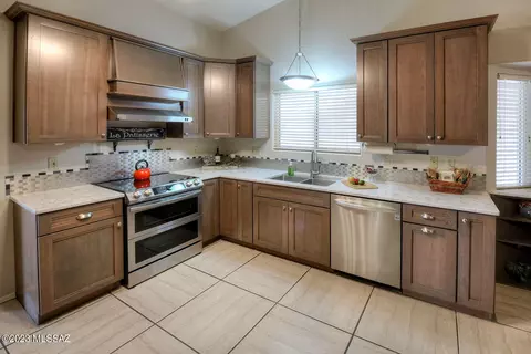 9671 E Banbridge St, Tucson, AZ 85747
