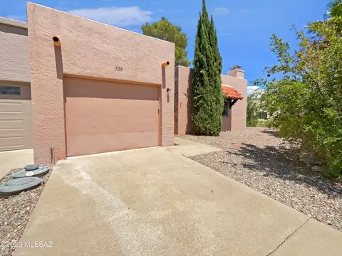 928 W Camino Guarina, Green Valley, AZ 85614