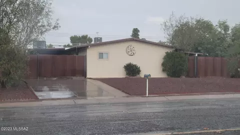 8107 E Kenyon Dr, Tucson, AZ 85710