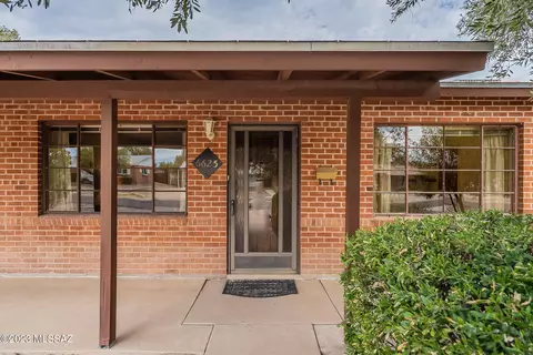 6625 E Koralee Dr, Tucson, AZ 85710