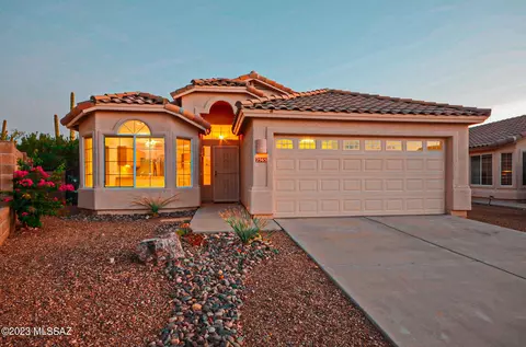 2565 W Bluffs Peak Ct, Tucson, AZ 85742