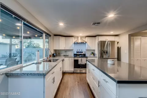 8411 E Baker St, Tucson, AZ 85710 photo 3
