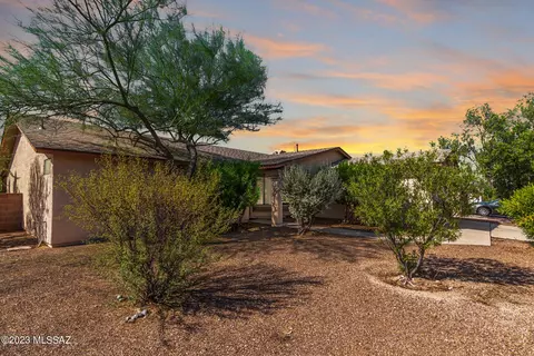 10070 E Falcon Point Dr, Tucson, AZ 85730