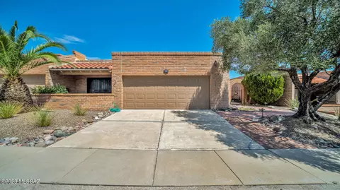 796 W Desert Hills Dr, Green Valley, AZ 85622