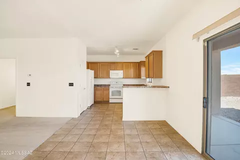 Kitchen - 7545 E Fair Meadows Loop, Tucson, AZ 85756 photo 3 of 4