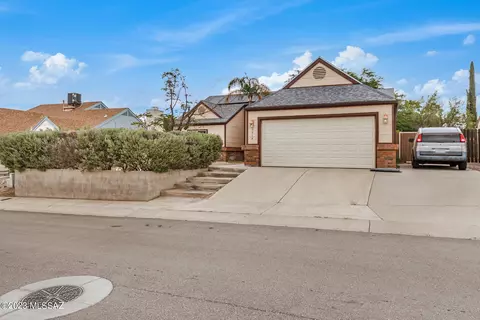 7914 N Roundstone Dr, Tucson, AZ 85741