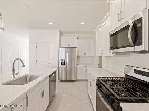 Kitchen - 12560 E Caden Dr, Vail, AZ 85641 photo 6 of 9