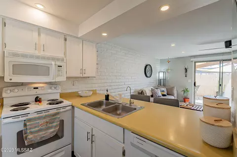 7704 E Kenyon Dr, Tucson, AZ 85710 photo 11