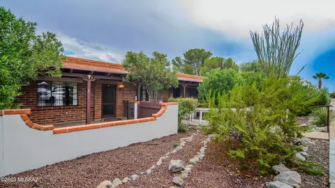 365 S La Canada Dr #B, Green Valley, AZ 85614