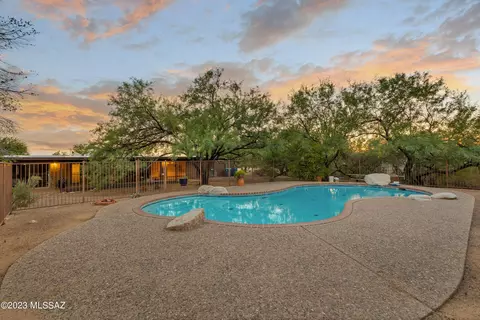 9351 E Walnut Tree Cir, Tucson, AZ 85749