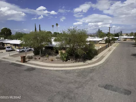 202 W Smoot Dr, Tucson, AZ 85705