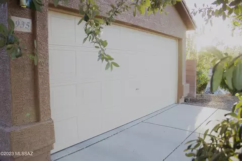 935 W Calle Barranca Seca, Green Valley, AZ 85614