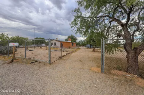 402 E Corona Rd, Tucson, AZ 85756