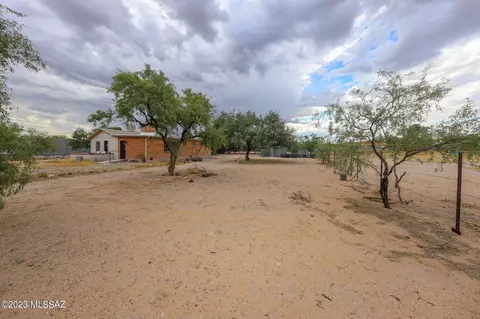 402 E Corona Rd, Tucson, AZ 85756 photo 4