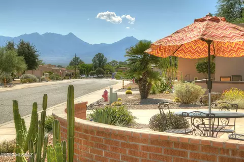 227 N Crescent Bell Dr, Green Valley, AZ 85614