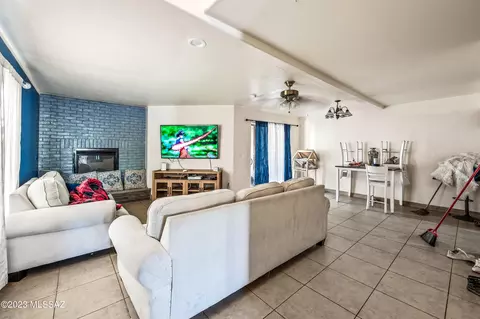 7482 E Deeps Way, Tucson, AZ 85710 photo 9