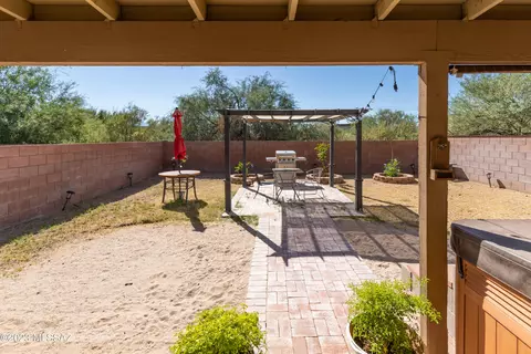 681 W Firehawk Dr, Green Valley, AZ 85614