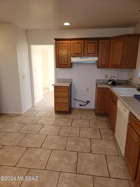 Kitchen - 1636 N Circle I Rd, Willcox, AZ 85643 photo 2 of 4