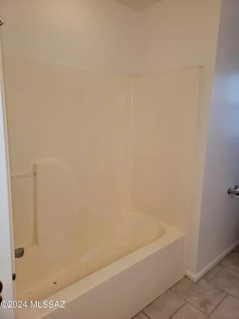 Bath - 1636 N Circle I Rd, Willcox, AZ 85643 photo 3 of 4